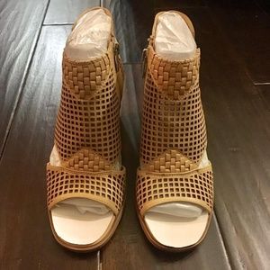 NEW Vince Camuto Kampbell Grid Sandal